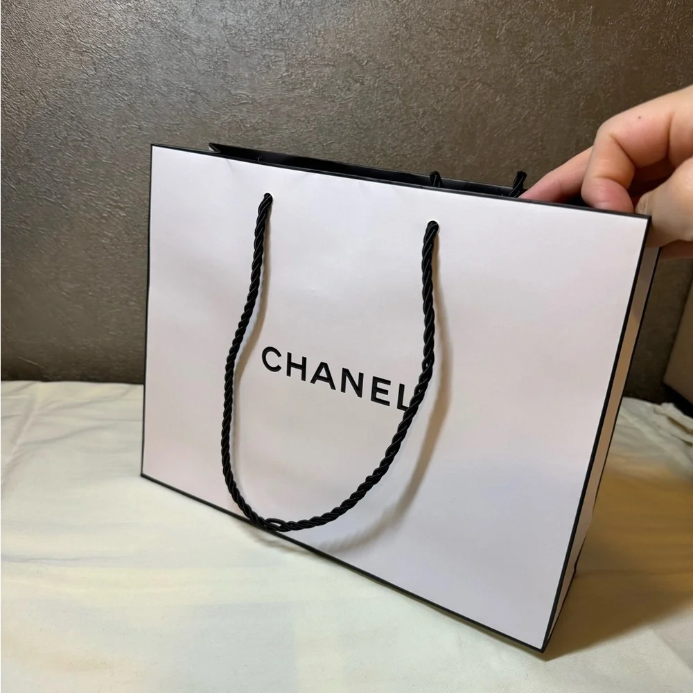 Chanel gift bag - Picture 3 of 8